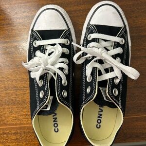 Low-rise black converse